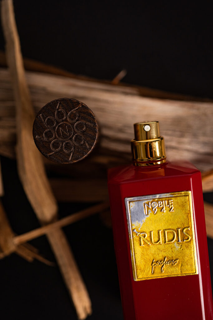 Hochwertige Produktfotografie eines Luxus Parfums für Branding und Social Media Content