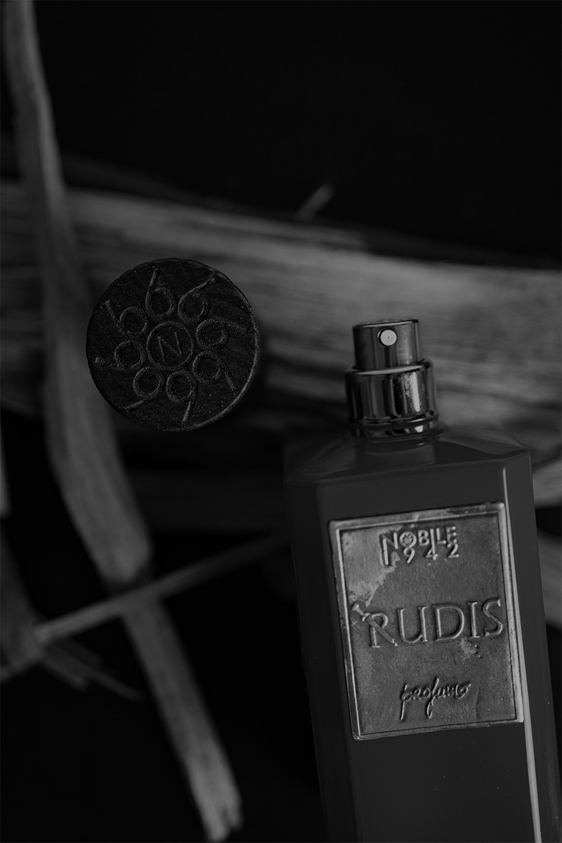 Hochwertige Produktfotografie eines Luxus Parfums für Branding und Social Media Content