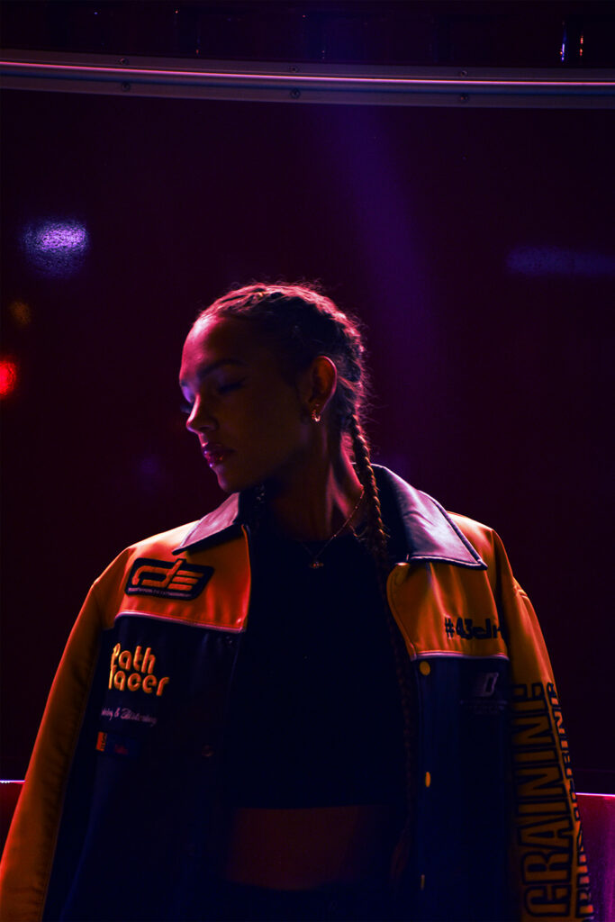 Fashion Portrait mit Model im Neonlicht für moderne Markenkommunikation