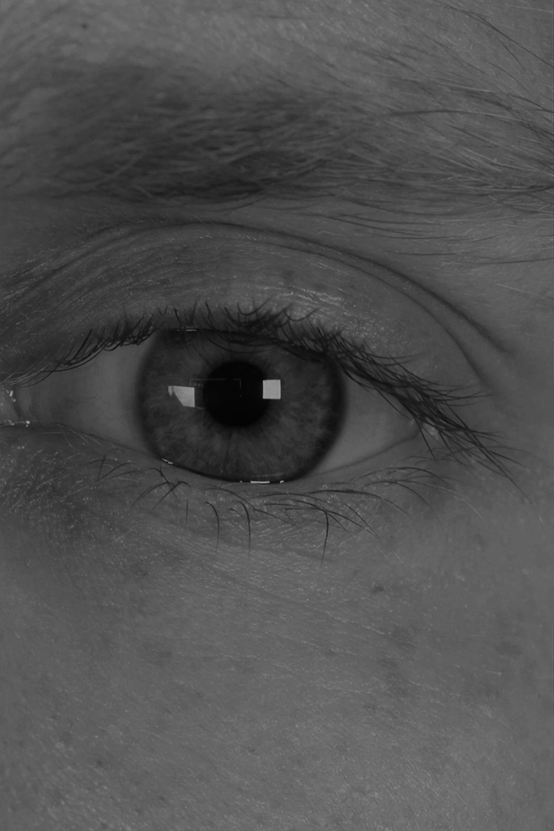 Detailaufnahme eines Auges in einem Werbefilm für ein Beautyprodukt mit Fokus auf Haut und Natürlichkeit