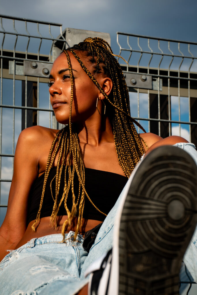 Künstlerische Fashion Fotografie mit Overlay Effekt und Model für modernes Editorial und Branding Content