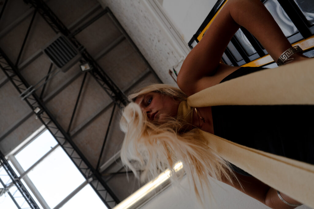 Fashion Fotoshooting in Düsseldorf mit Model aus Low Angle Perspektive für modernes Editorial und Social Media Content