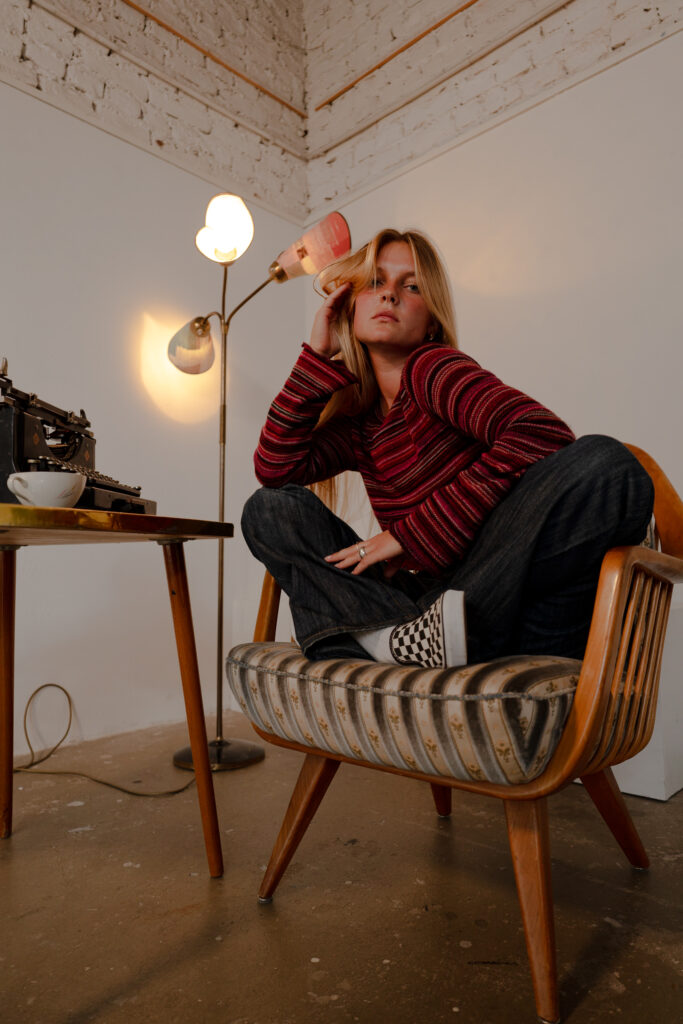 Fashion Fotoshooting in Düsseldorf mit Model im Interior Setting für Editorial und Social Media Content