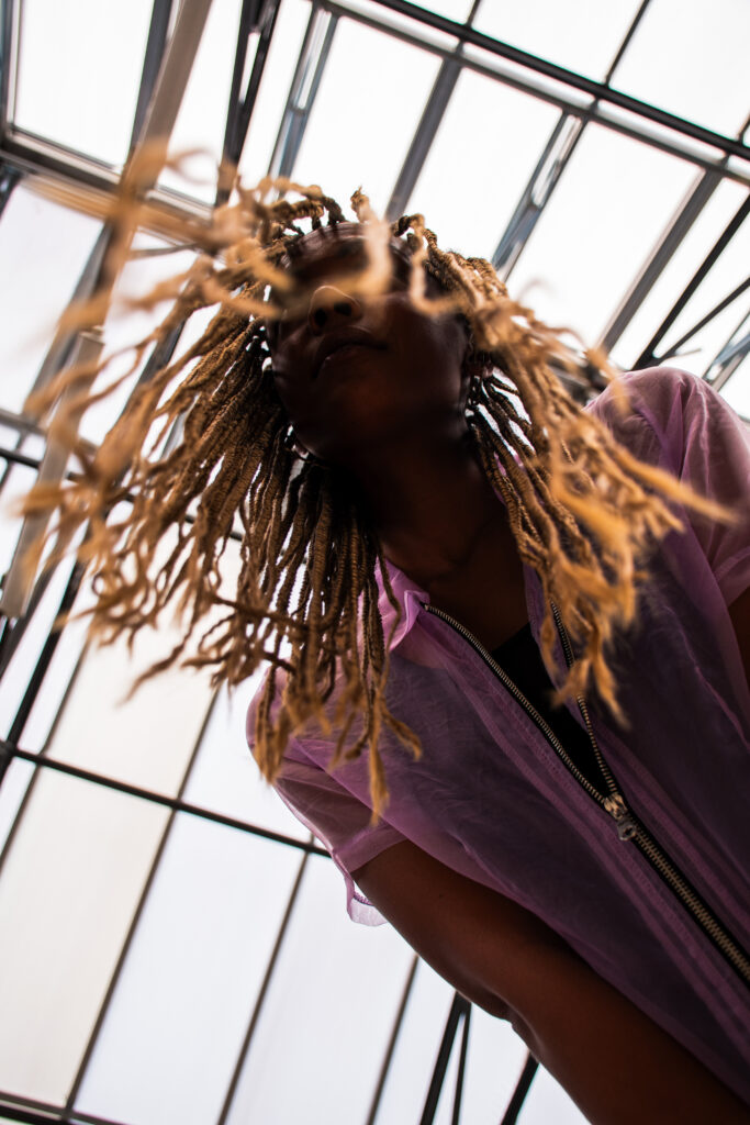 Kreatives Fashion Fotoshooting in Düsseldorf mit Model und Motion Blur Effekt für Editorial und Social Media Content