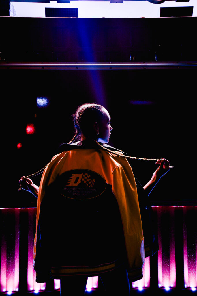 Kreatives Portrait mit Neonlicht bei Nacht für urbanen Social Media Content in Düsseldorf