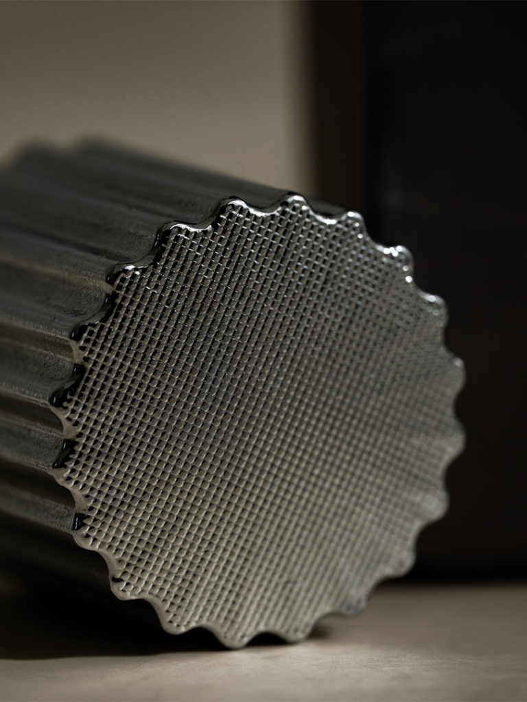 luxus-parfum-detailaufnahme-deckel-metall-textur.png