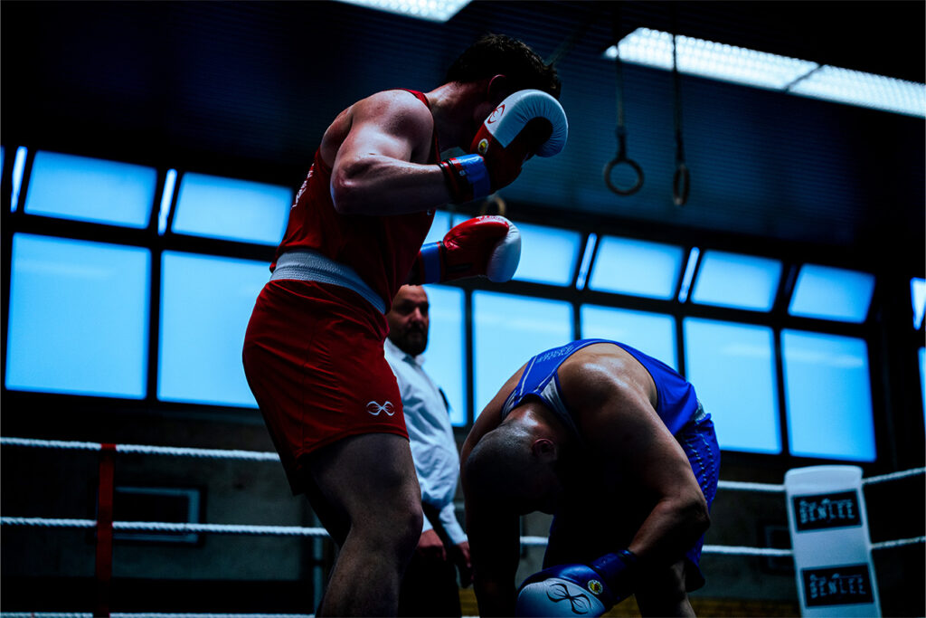 Boxer geht K.O. im Boxring in Düsseldorf