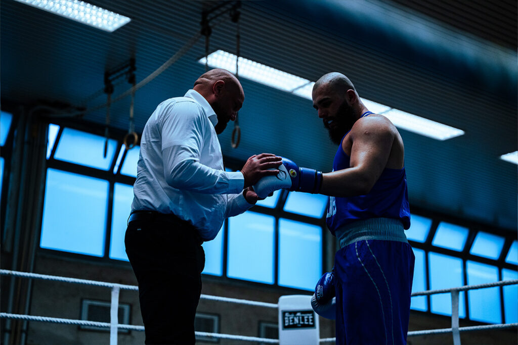 Eventfotografie eines Boxers und Ringrichters in Düsseldorf