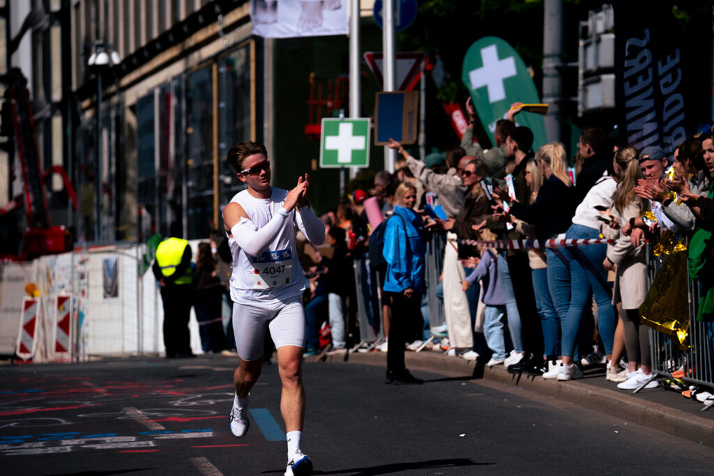Marathonläufer klatscht beim Lauf in Düsseldorf für das Publikum