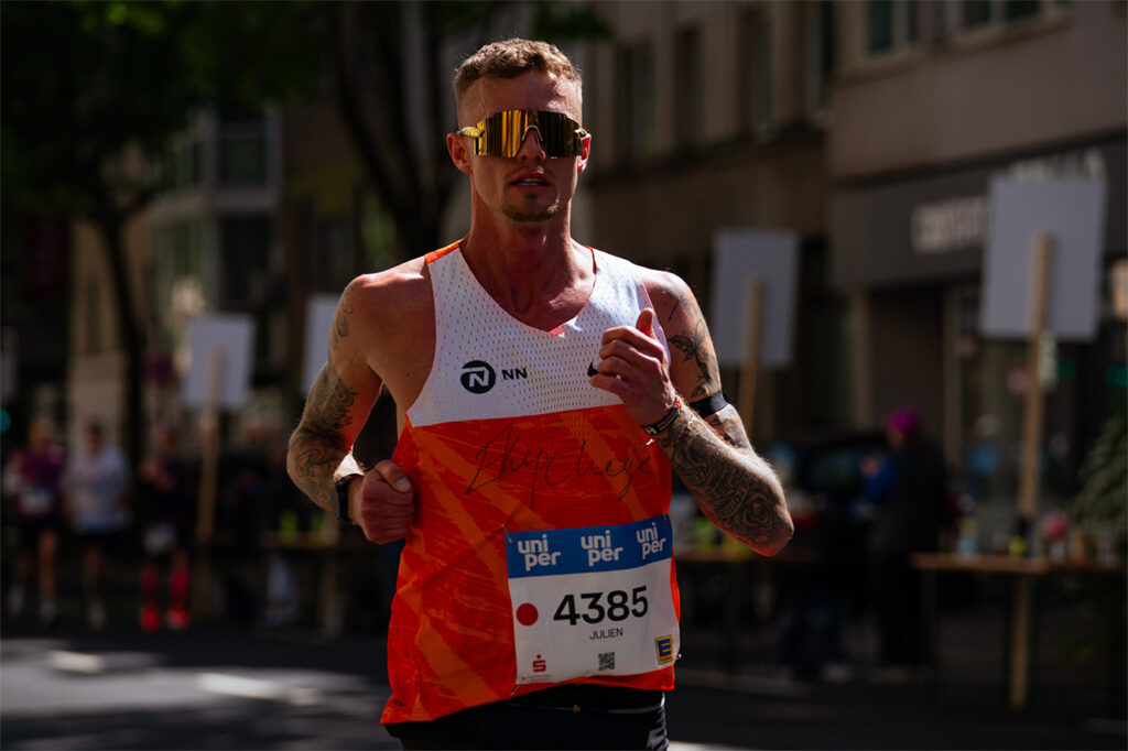 Marathonläufer mit Sonnenbrille läuft durch Düsseldorf