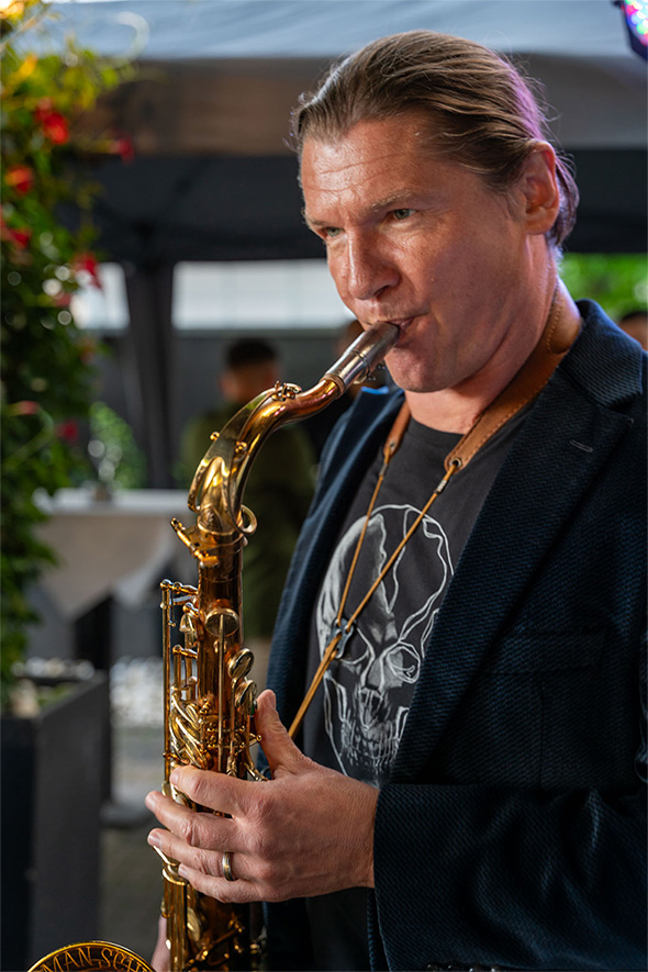 Saxophonist spielt beim Sommerfest im Reef and Beef in NRW