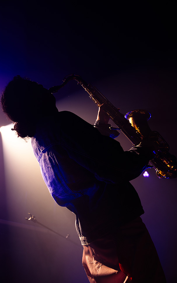 Saxophonist bei einer BRKN Live Performance in NRW