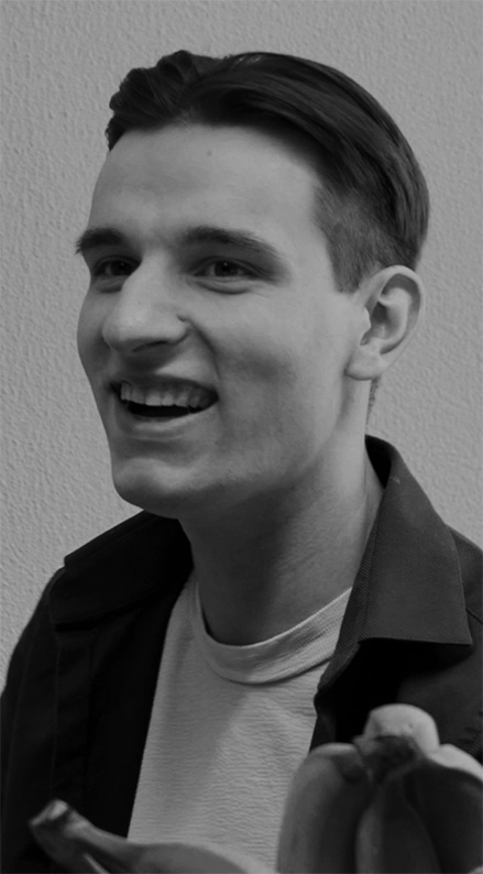 Junger Mann in einer authentischen Interviewsituation für einen Recruitingfilm in NRW mit freundlichem Ausdruck und natürlicher Atmosphäre.