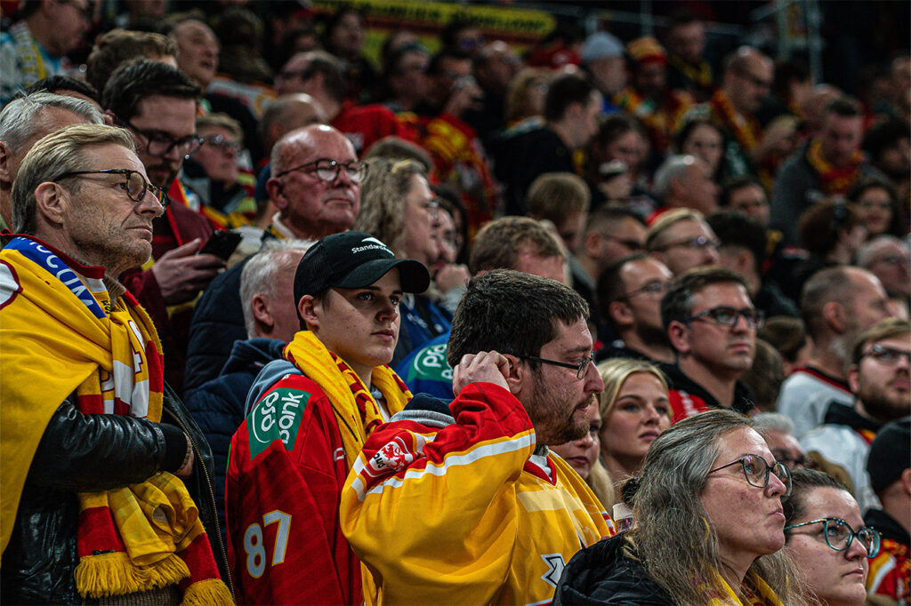 Fans bei einem Eishockeyspiel als Sportevent Fotografie