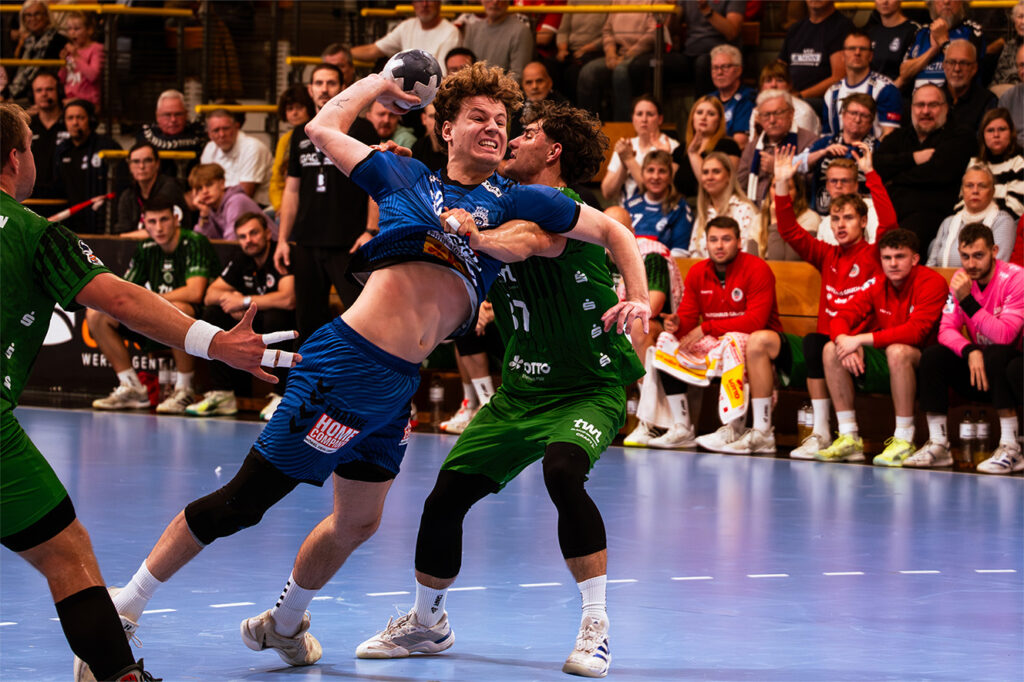 Sportevent Fotografie eines Handball-Zweikampfs während eines Spiels