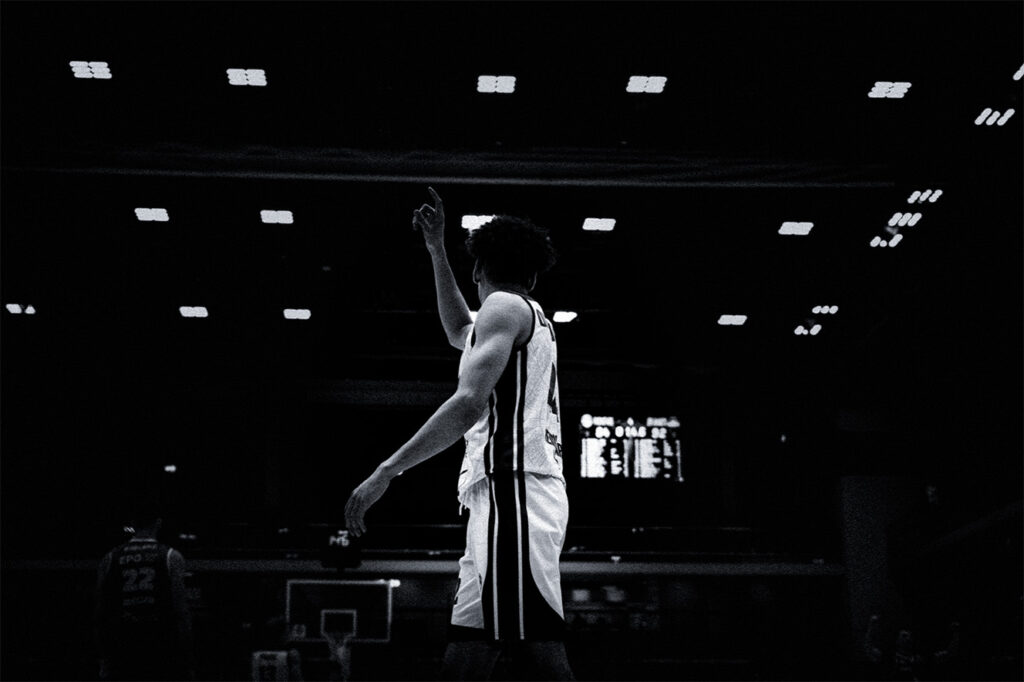 Basketballspieler der Rheinstars bei einem Spiel in Schwarz-Weiß