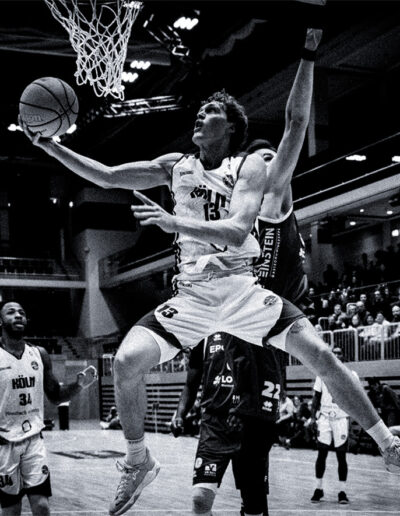 Basketballspieler der Rheinstars beim Korbleger während eines Spiels