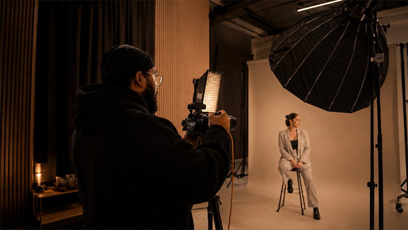Fotograf bei einem professionellen Portraitshooting im Fotostudio mit warmem Licht, bewusstem Bildaufbau und hochwertiger visueller Umsetzung.