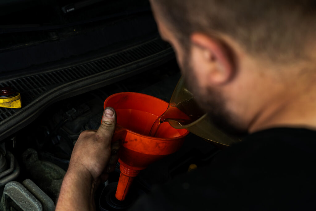 Ölwechsel von einem Auto in einer Kfz-Werkstatt in Düsseldorf